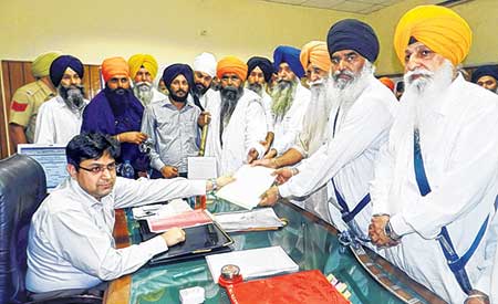 Sikh leaders and protesters handing over memorandum to Gurdaspur DC