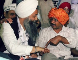Journalist Jarnail Singh (L) and Arvind Kejriwal (R) [File Photo]