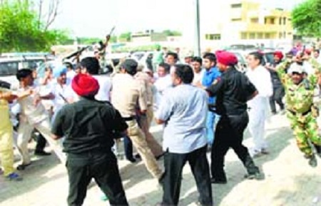 Badal Dal and Congress party supporters clash at Rama Mandi in Talwandi Sabo on August 21