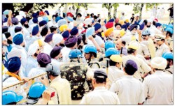 HSGPC men and Sikh Sangat outside Gurdwara Chhevin Patshahi, Kurkshetra Haryana.