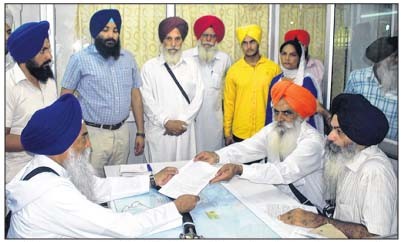 Victim Avtar Singh Gola's father Amrik Singh meets Giani Gurbachan Singh