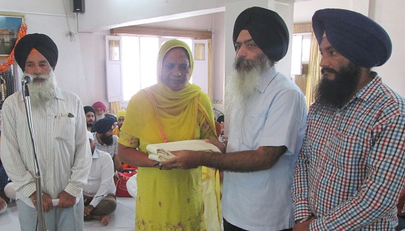 Bibi Paramjit Kaur Khalra being honored by Sikh leaders