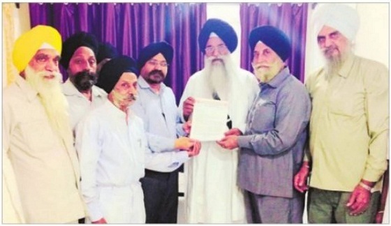 Gurmeet Singh Shunty and others handing over memorandum to Giani Gurbachan Singh