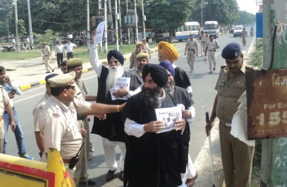 Akali Dal Mann leaders show black flags to Modi at Karnal rally, Four arrested and released on bail