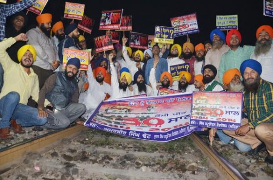 Sikh activists lay on railway tracts to stp trains during Punjab Bandh [November 01, 2014]