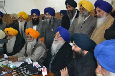 SGPC president Avtar Singh Makkar and others addressing the media persons at Fatehgarh Sahib [Jan. 17, 2014]