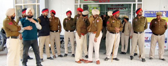 Police outside Emergency ward of Civil Hospital Ludhiana where Bapu Surat Singh is kept by the Punjab police [February 26, 2015]