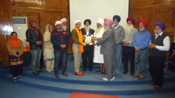 Baba Sewa Singh honouring Jagdeep Kaur with Siropa and Momento