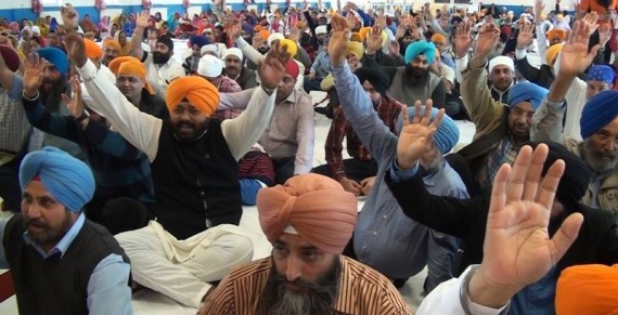 Sikh sangat raises hands in support of Original Nanakshahi Calendar