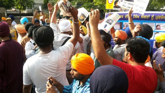 Delhi Sikhs protest against Nanak Shah Fakir film [April 19, 2015]