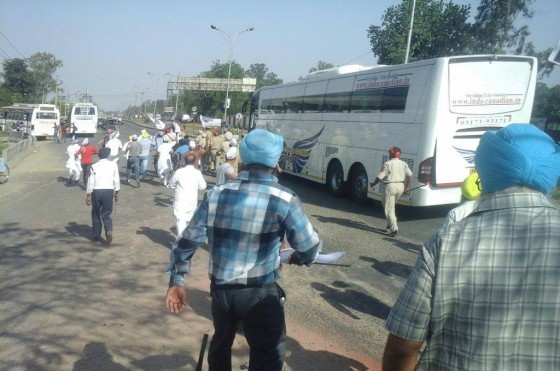 Aam Aadmi Party workers trying stop Indo-Canadian bus at Jalandhar [May 3, 2015]