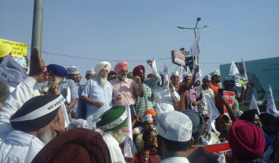 AAP MP Harinder Singh Khalsa leads protest against Badal government at Jalandhar [May 03, 2015]