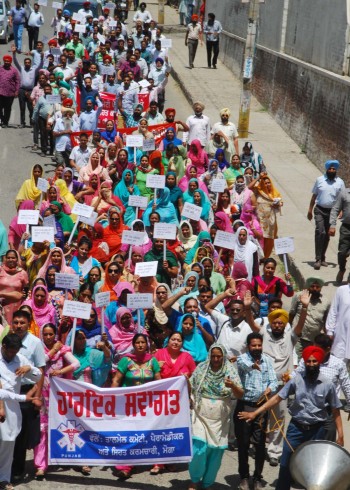 Paramedical and health employees protest against Punjab government [May 02, 2015]