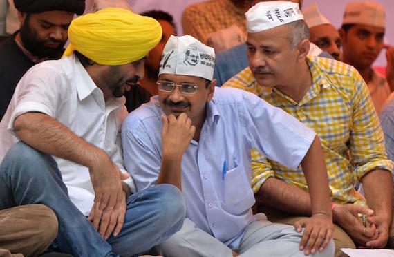 Bhagwant Mann (L), Arvind Kejriwal (C) and Manish Sisodia (R) [File Photo]