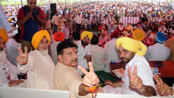 Aam Aadmi Party leaders Sucha Singh Chhotepur, Sanjay Singh and Bhagwant Mann at the party’s rally on August 29