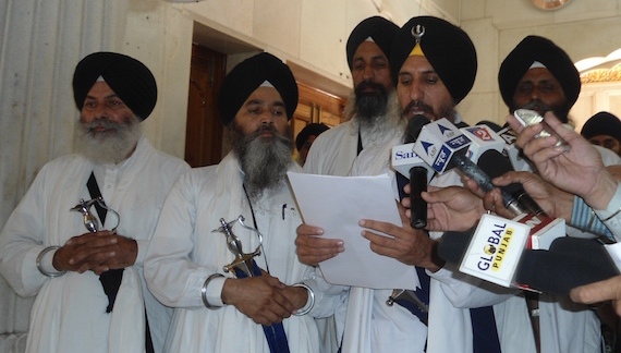 Bhai Satnam Singh Khalsa reading out Gurmata on behalf of Panj Pyare