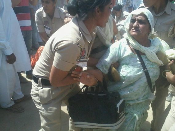 A view of lathicharge outside Badal Dal conference at Talwandi Sabo