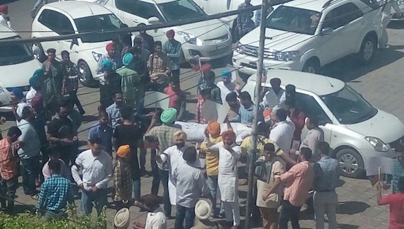 Arvind Kejriwal's effigy being burnt at Bhai Bala Chowk Ludhiana