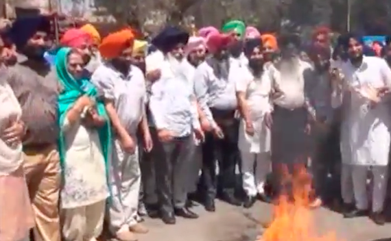 Arvind Kejriwal's effigy burnt by SAD (Badal) workers at Hoshiarpur