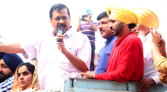 Arvind Kejriwal addressing the gathering outside Amritsar court