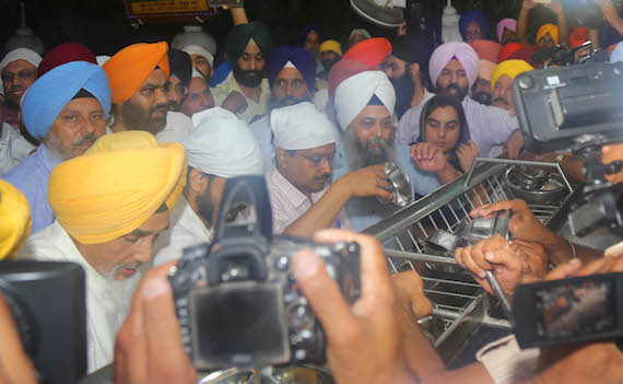 Arvind Kejriwal and others performing sewa at Darbar Sahib | Photo: Sikh Siyasat