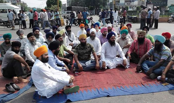 Sikh sangat starts protest at Kapurthala chowk Jalandhar against Beadbi of Guru Granth Sahib [September 24, 2016]