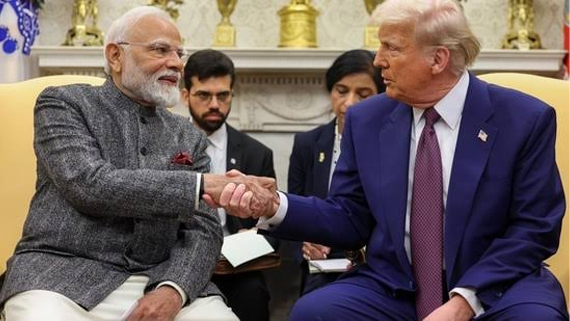 Indian Prime Minister Narendra Modi (L) with US President Donald Trump (R)