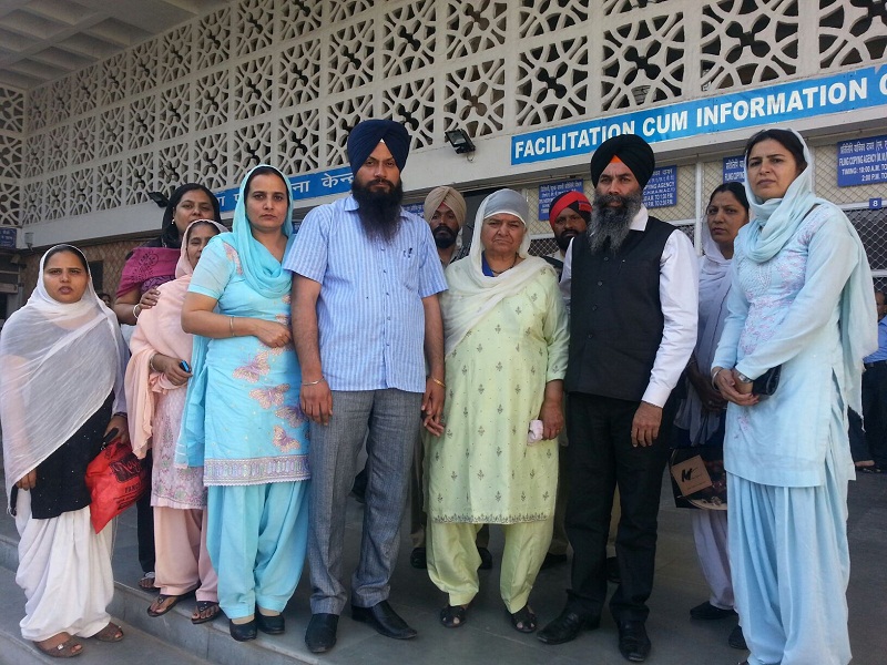 Bibi Jagdish Kaur (Prime Witness against Sajjan Kumar) along with others outside the Delhi Court