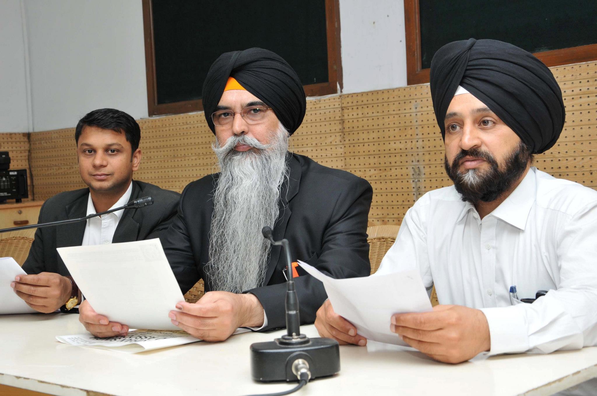 Advocate Navkiran Singh and others addressed a Press Conference at Chandigarh (April 15, 2013)