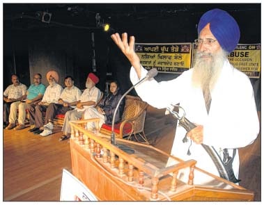 Giani Kewal Singh addressing the gathering during a seminar against Drugs abuse and trade in Punjab (Amritsar - August 05, 2013)