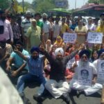 Mathura Road blocked by Sikhs in protest against acquittal of Sajjan Kumar (May 03, 2013)