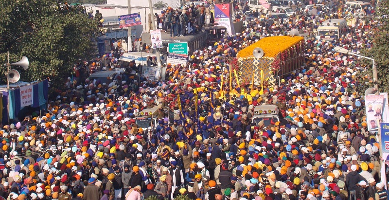 Nagar Kirtan from Gurdwara Fatehgarh Sahib to Gurdwara Jyoti Saroop Sahib (December 27, 2013)