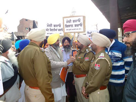 Mann Dal leaders/ workers prevented to move towards Jagraon by Ludhiana police [February 23, 2014]
