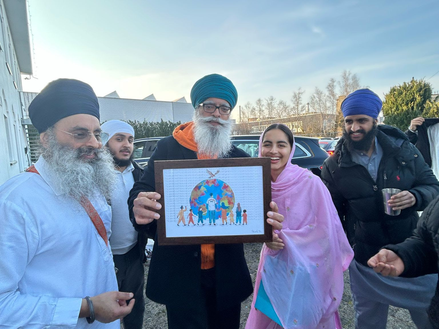 Gurmehar Kaur, (daughter of Harminder Singh Khalsa) stressed about Seva and humanity as part of Sikh sovereignty. Gurmehar Kaur gifted a hand-made painting to Ravi Singh of Khalsa Aid.