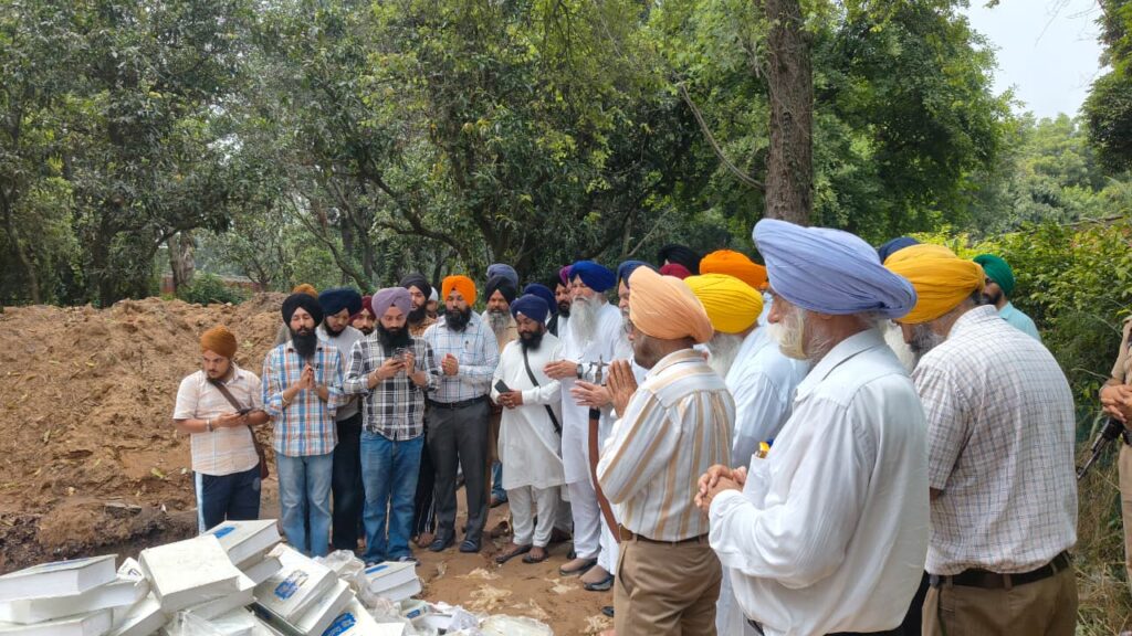 Vice-Chancellor, officials, students of Punjabi University Patiala and others seen before reloading error-containing copies of Mahan Kosh, the revered encyclopaedia by Bhai Kahan Singh Nabha (29 August 2025) Sikh Siyasat News